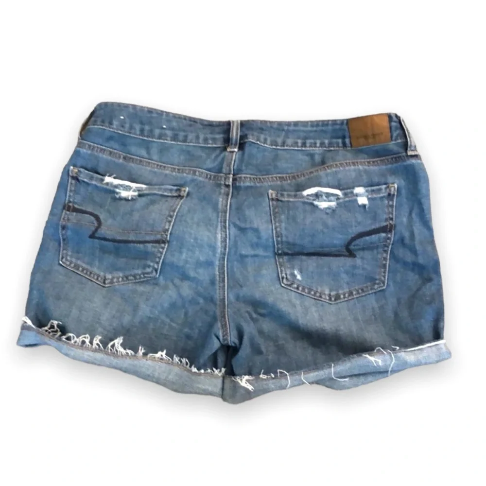 American Eagle Woman’s Tomgirl MIDI Distressed Medium Blue Denim Shorts Sz 8 - Picture 11 of 14